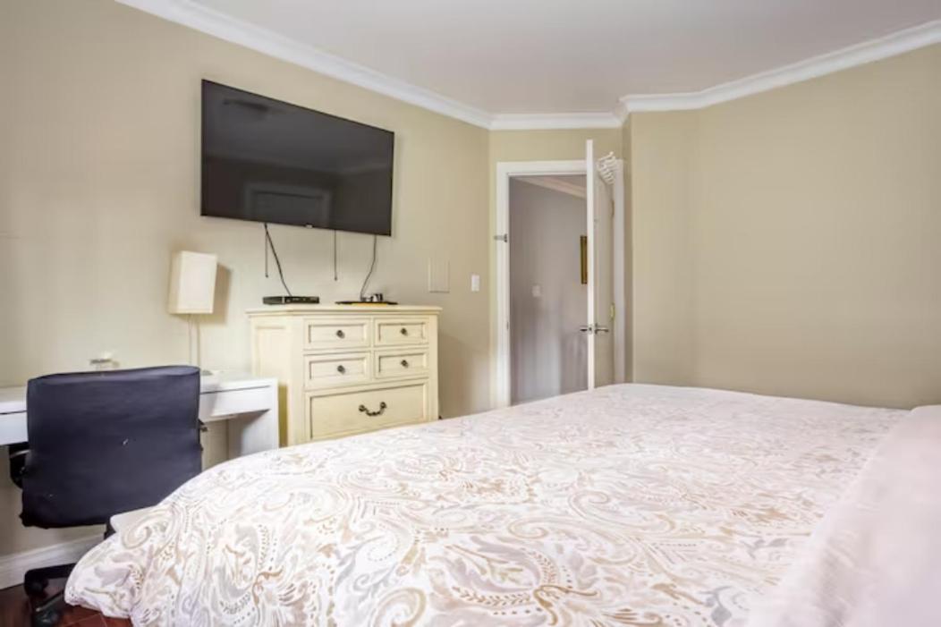 Jane'S Private Rooms With Shared Washroom 素里 外观 照片